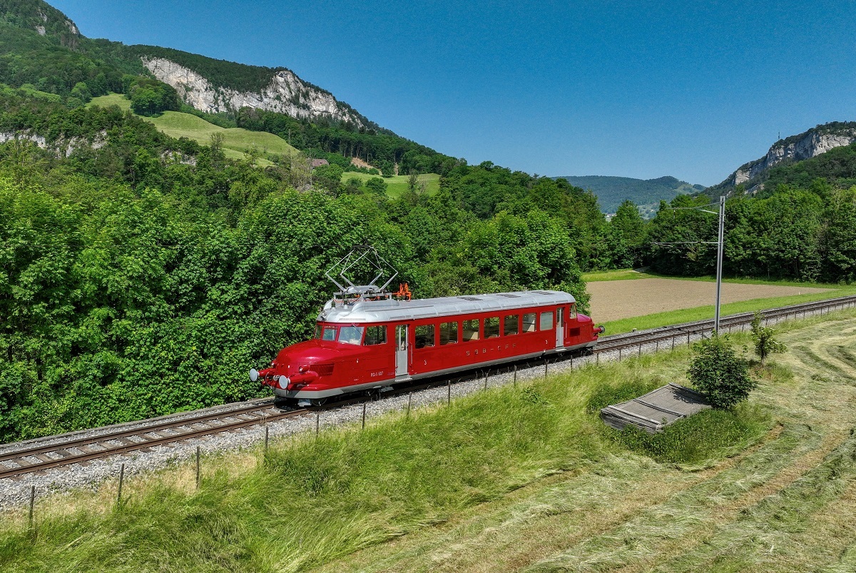 RoterPfeil_Bahnhof_Balsthal_OeBB.jpg